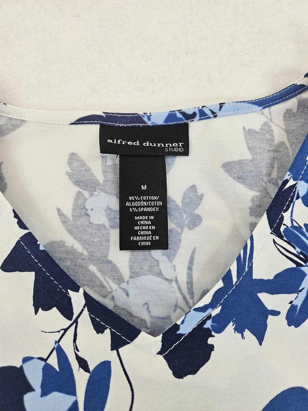 Alfred Dunner Blue and White Floral V-Neck Top Womens Size Med - Picture 2 of 7